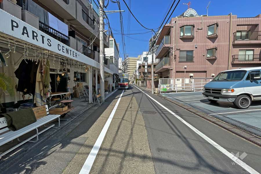 敷地東側の前面道路（南側から）