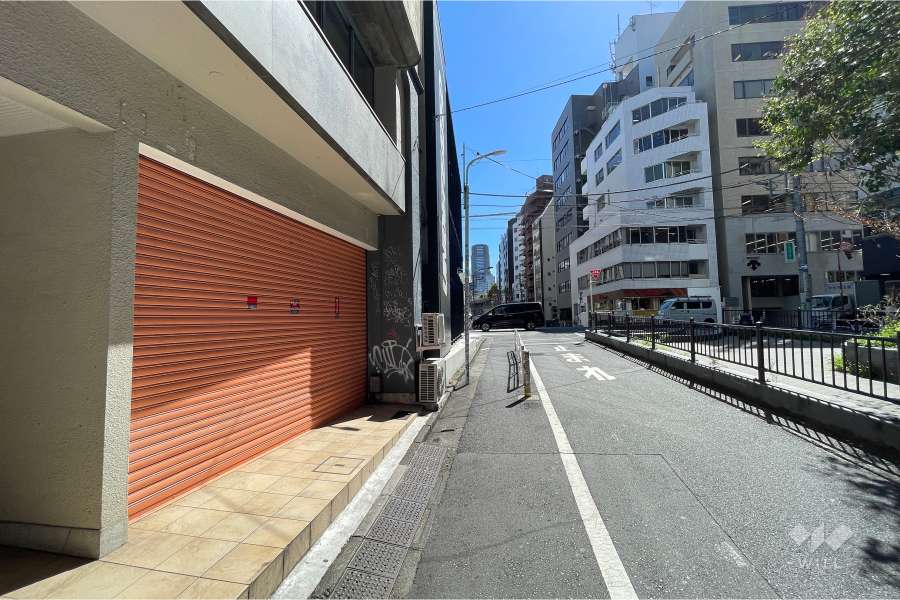 敷地北西側の前面道路（北東側から）