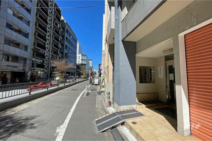 敷地北西側の前面道路（南西側から）