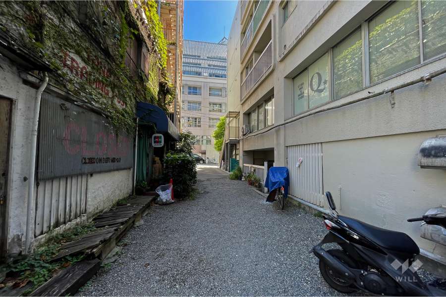 敷地南東側の前面道路（北東側から）