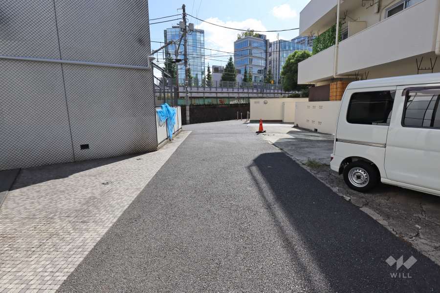 敷地南東側の前面道路（北東側から）