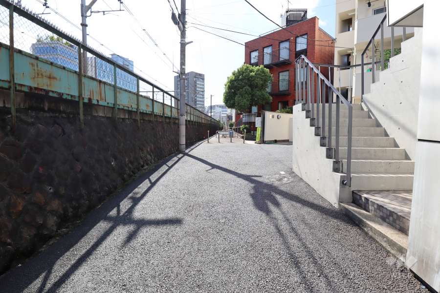 敷地南側の前面道路（東側から）