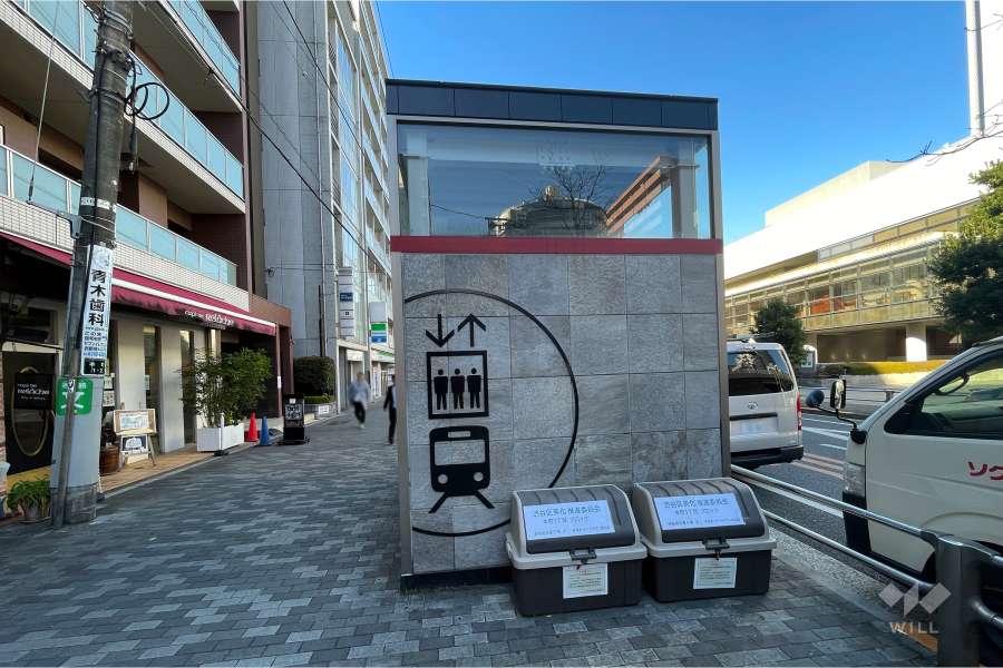 敷地北東側の前面道路（南東側から）