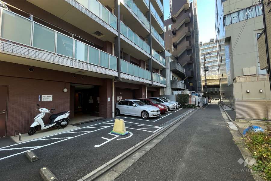 敷地南西側の前面道路（北西側から）