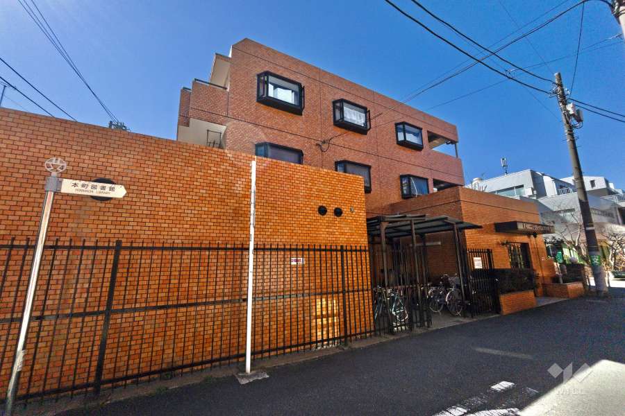 ニックハイム初台第１の外観(東側から)