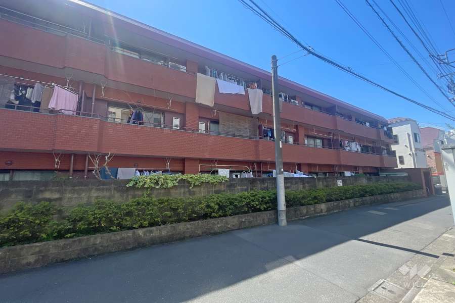 ワコー幡ヶ谷マンションＡ棟の外観（東側から）