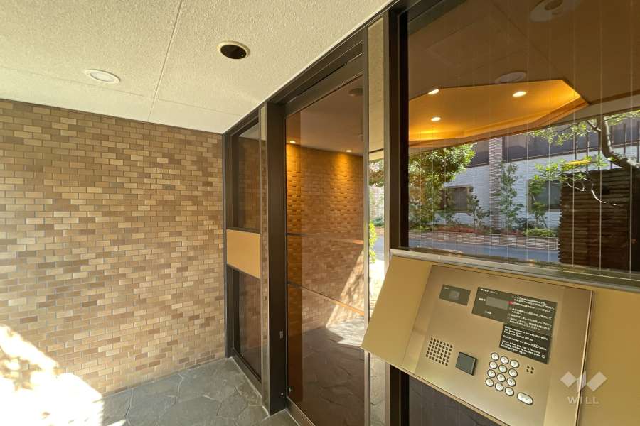 エントランスはオートロック付きです。