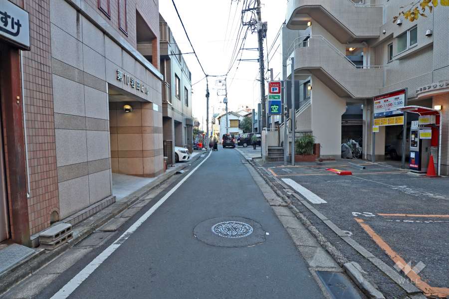敷地西側の前面道路（南側から）