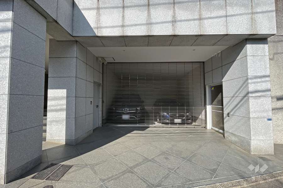 敷地内駐車場（屋内平面式・リングシャッター付き）