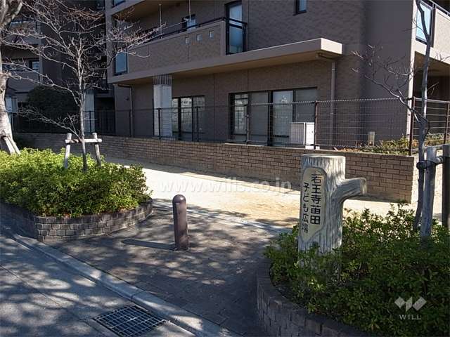 敷地に隣接して小さな公園があります。