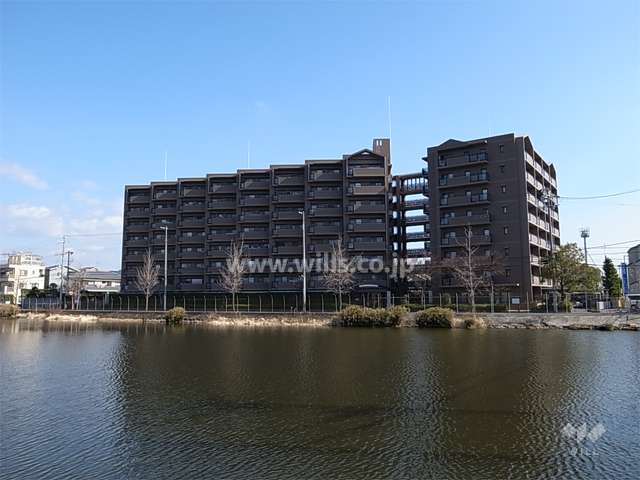 グリーンコーポ園田の遠景（西側から）　敷地西側には若王子池が広がっています。