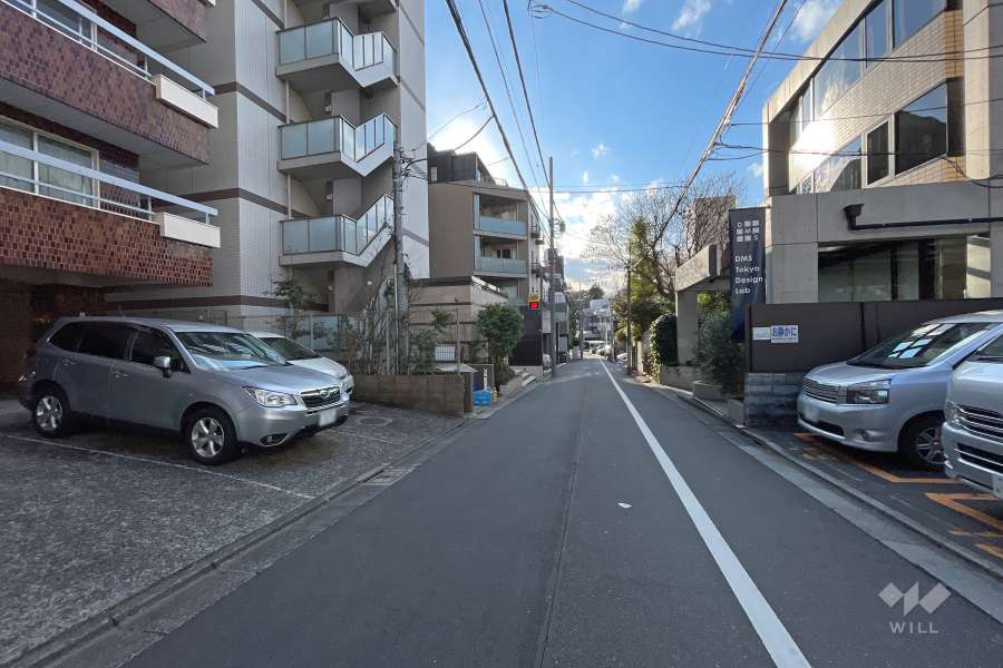 敷地北側の前面道路（東側から）