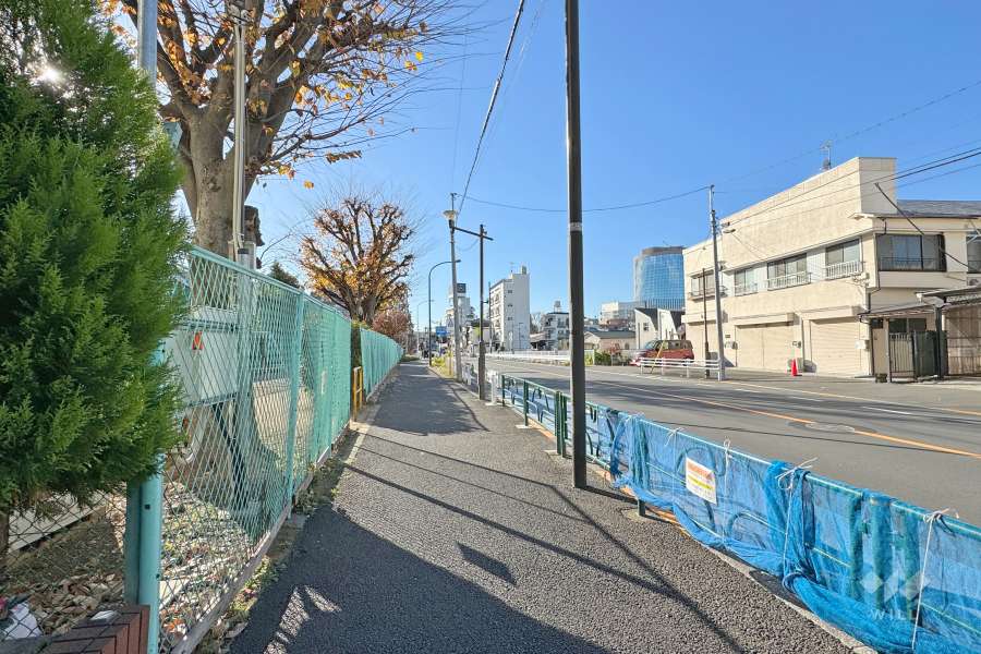 敷地北側の前面道路（東側から）