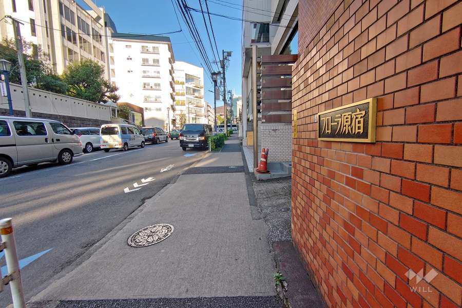 敷地北側の前面道路（西側から）