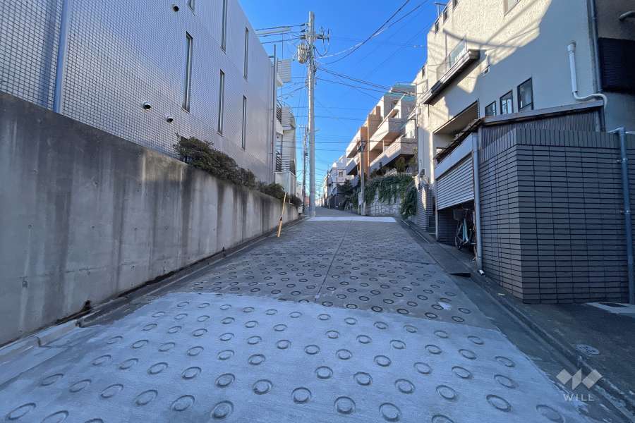 敷地西側の前面道路