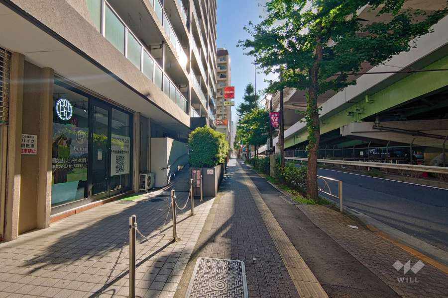 敷地北側の前面道路（東側から）