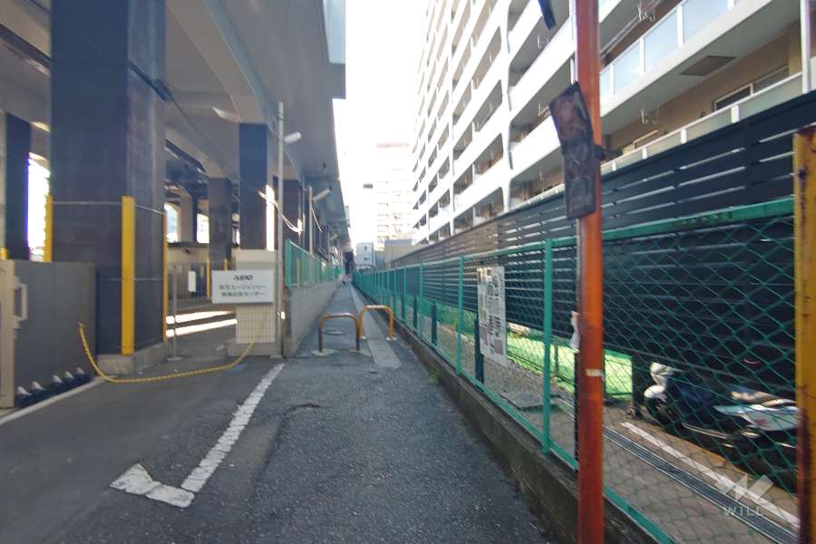 敷地南側の前面道路（東側から）