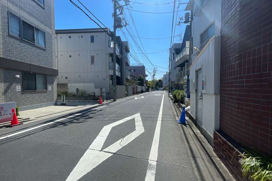 敷地北東側の前面道路（北西側から）