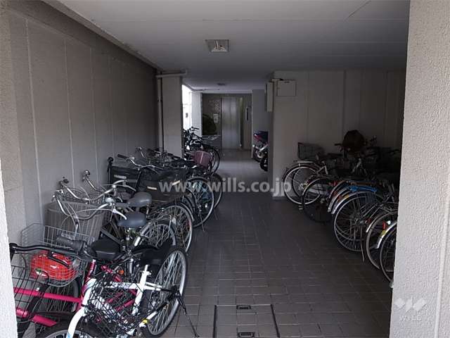 建物1階部分にある駐輪場とバイク置き場