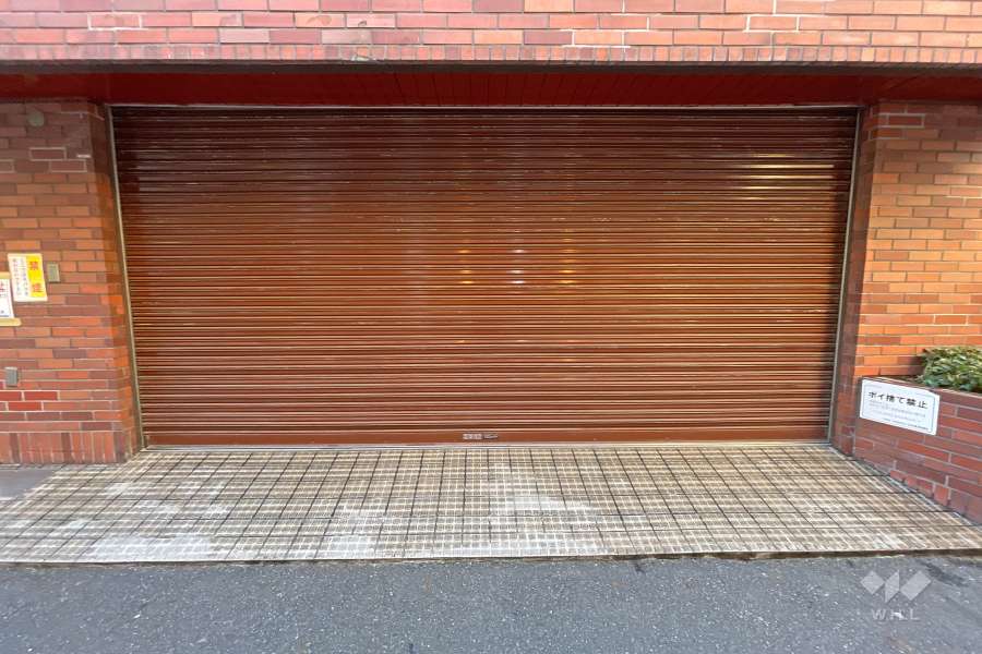 駐車場の出入り口（シャッター付き）