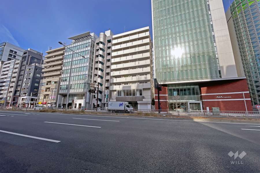 敷地南側前面道路は青山通りです。