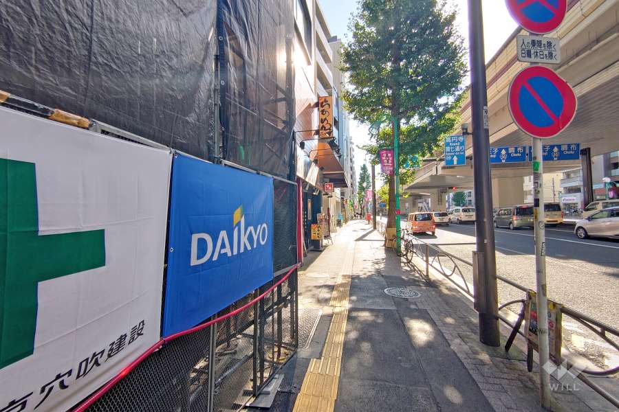 敷地北側の前面道路（東側から)