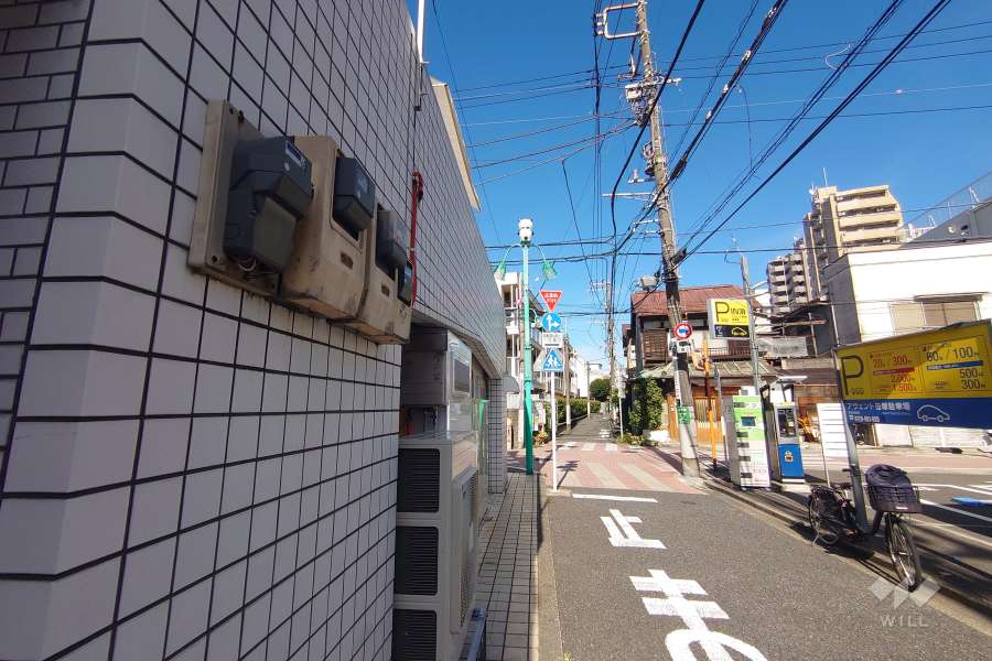 敷地南東側の前面道路（南西側から）