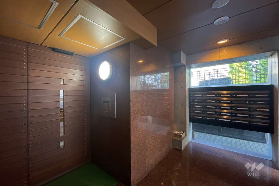 エントランスはオートロック付きです。