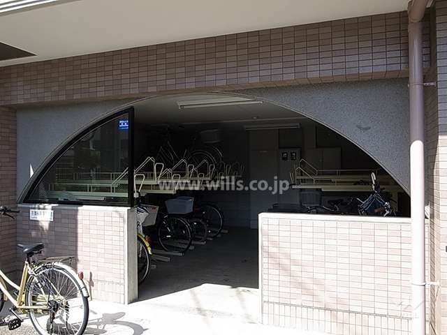 建物1階部分に設けられた駐輪場