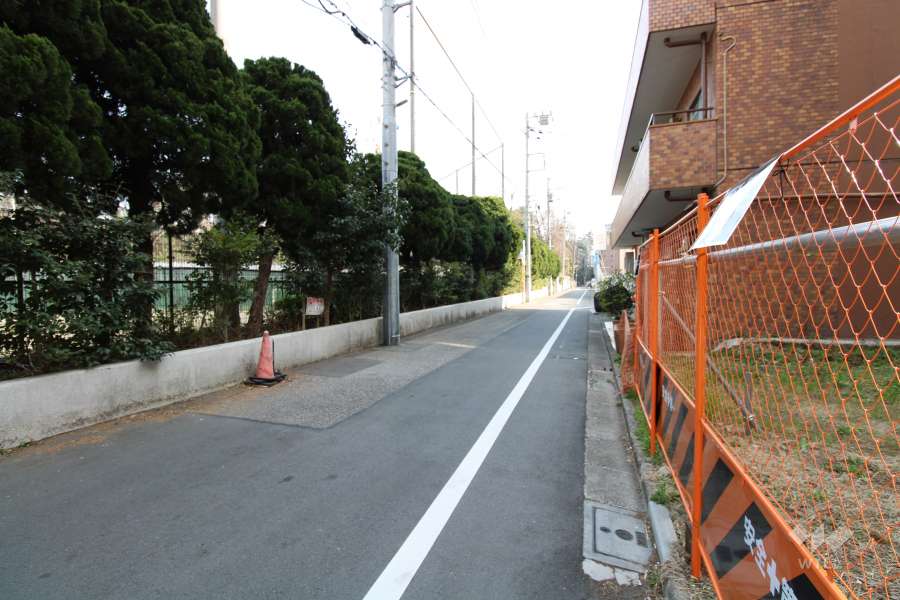 敷地東側の前面道路