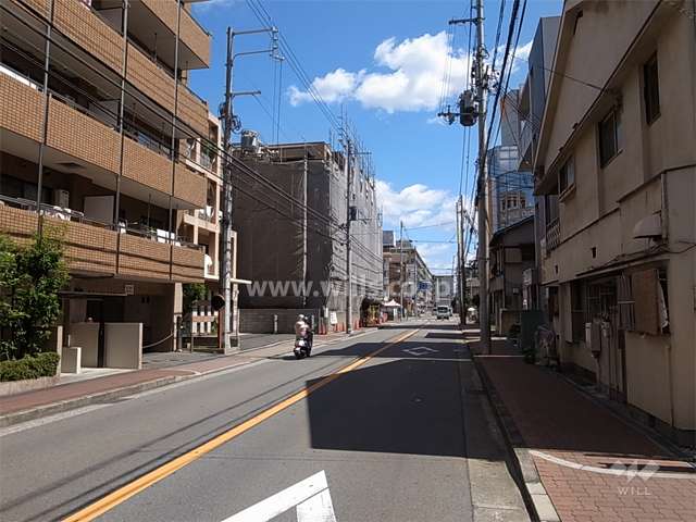 敷地南側の前面道路。歩道のある二車線のバス通りです。