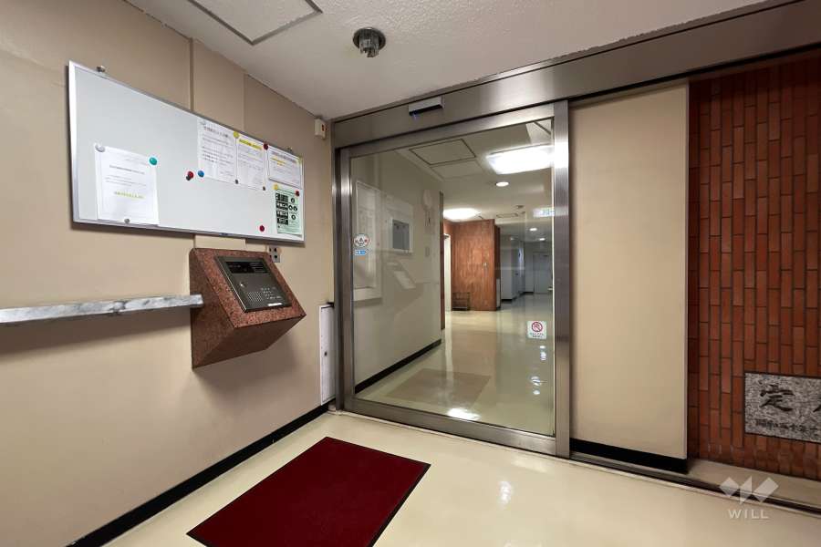 エントランスはオートロック付きです。