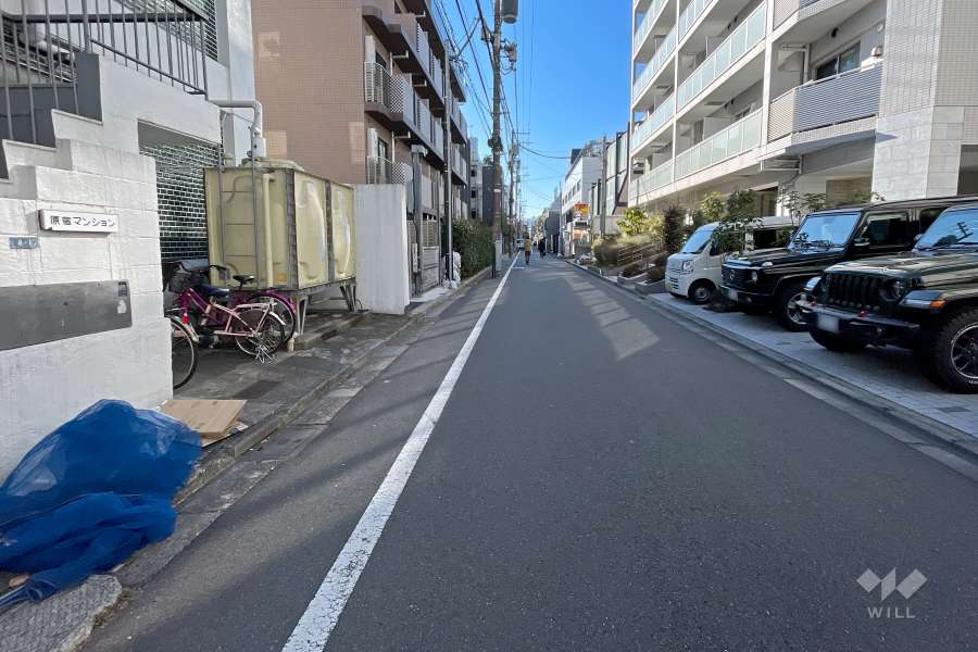 敷地西側の前面道路