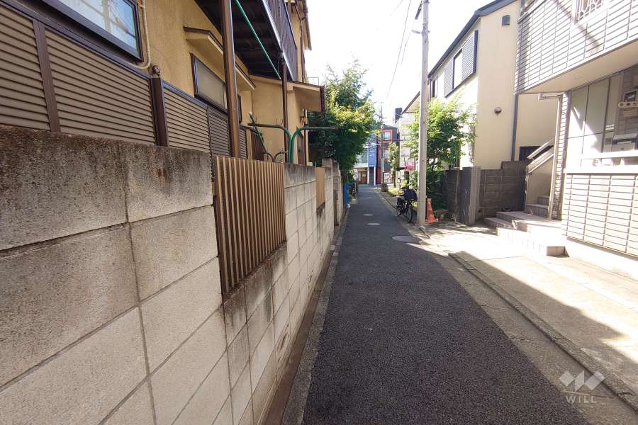 敷地南側の前面道路（東側から）