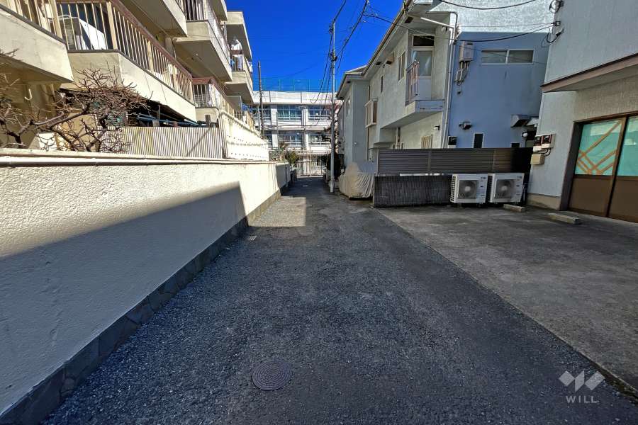 敷地南側の前面道路（西側から）