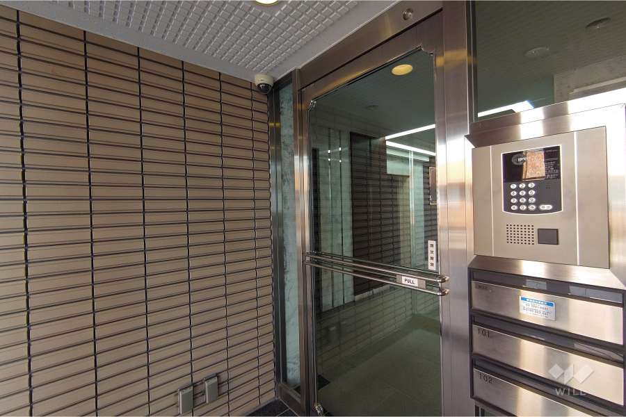 エントランスはオートロック付きです。