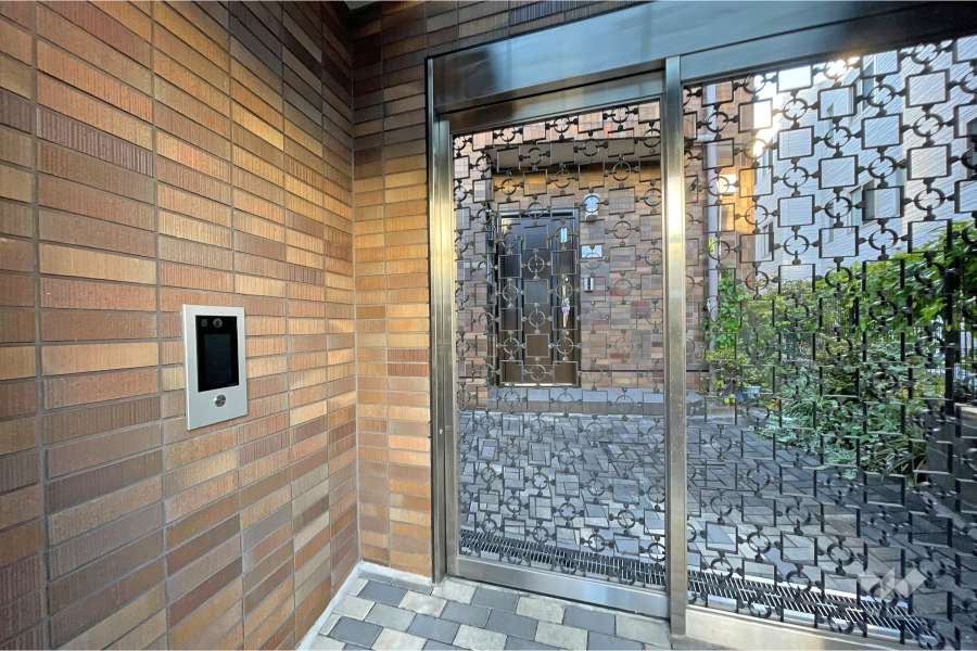 エントランスはオートロック付きです。