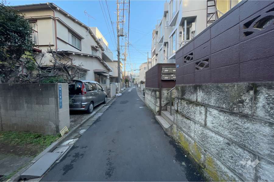 敷地北西側の前面道路（南西側から）