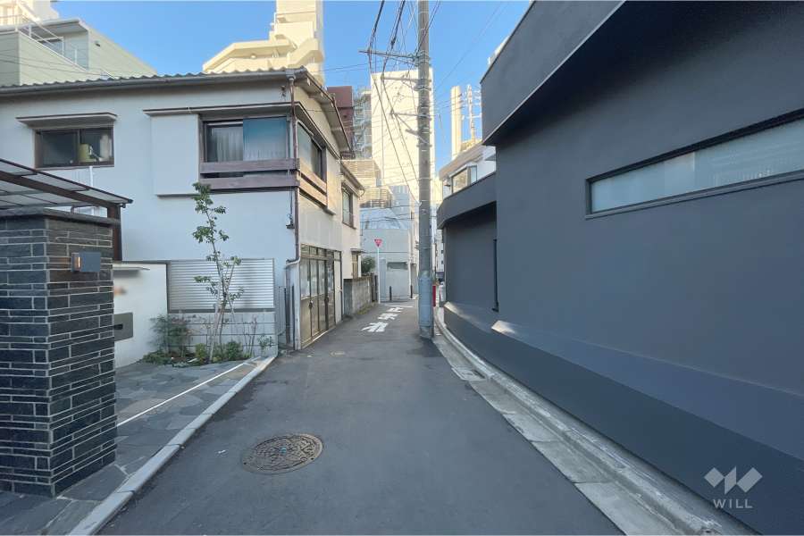 敷地北西側の前面道路（北東側から）