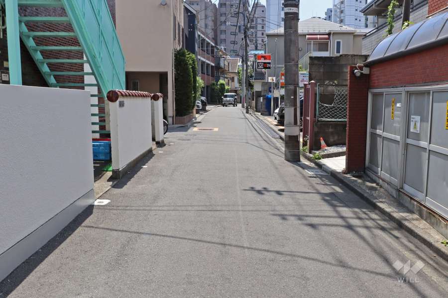 敷地東側の前面道路（北側から）