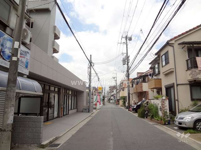 敷地北側の前面道路。店舗部分があります。
