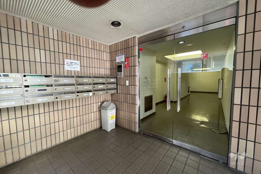 エントランスはオートロック付きです。