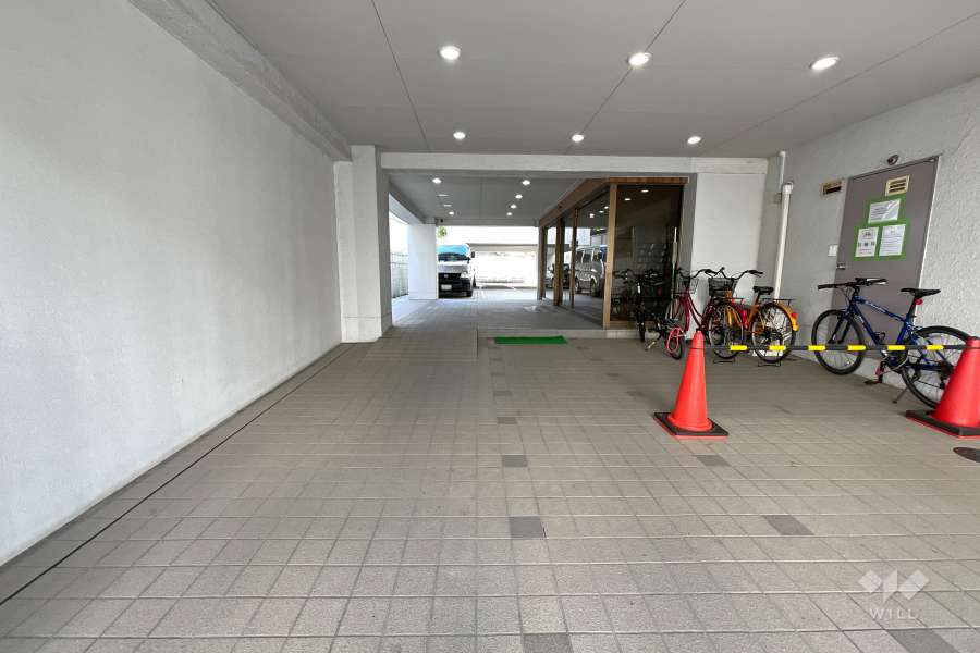 敷地内駐車場（屋外平面式）と駐輪場