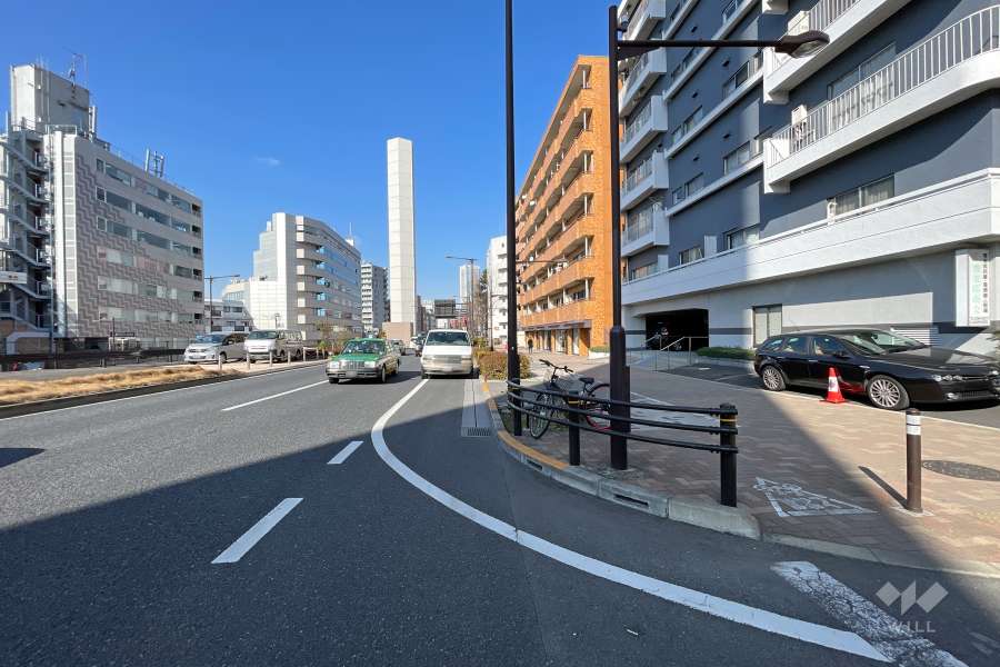 敷地西側の前面道路