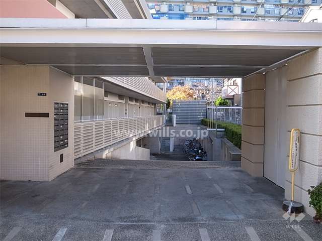 地下駐車場へのアプローチ。エントランス前は車寄せになっています。