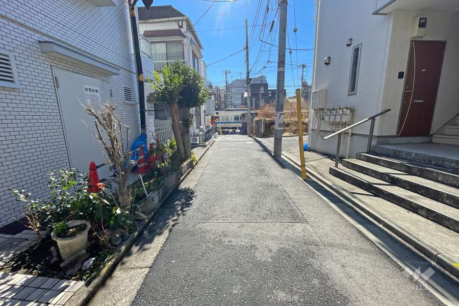 敷地西側の前面道路