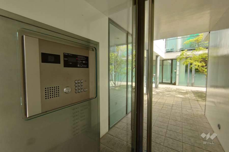 エントランスはオートロック付きです。