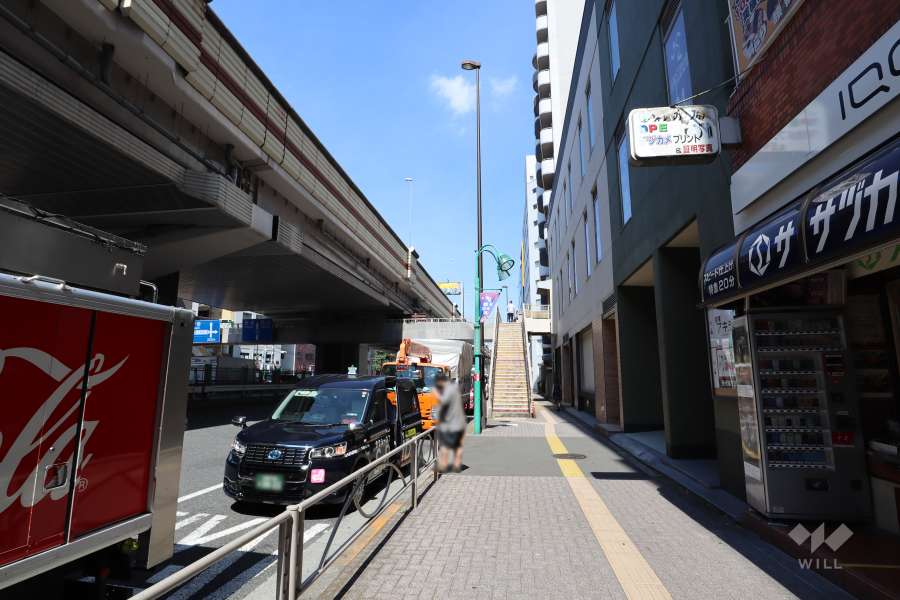 敷地北側の前面道路（西側から）