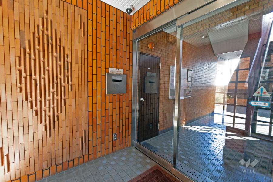 エントランスはオートロック付きです。