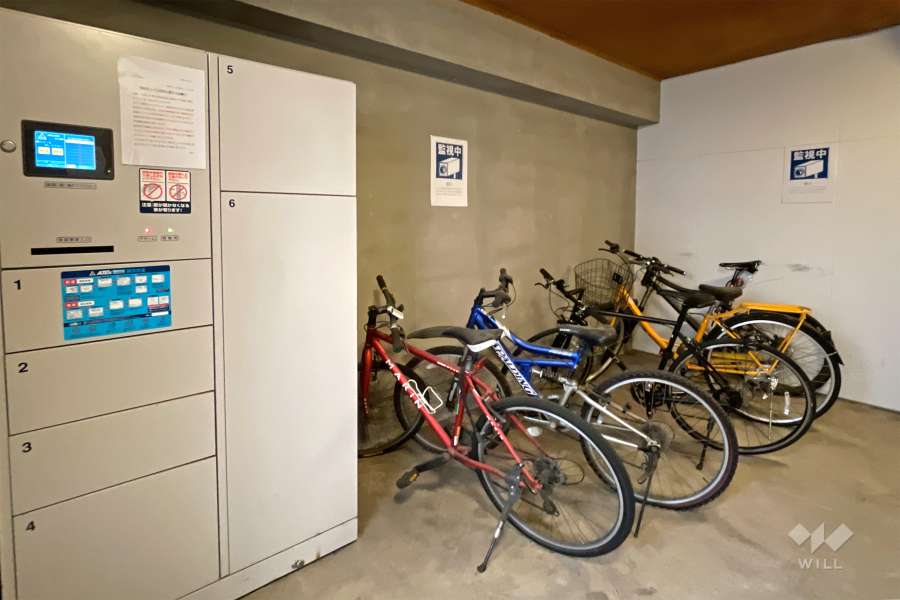 宅配ボックスと駐輪場